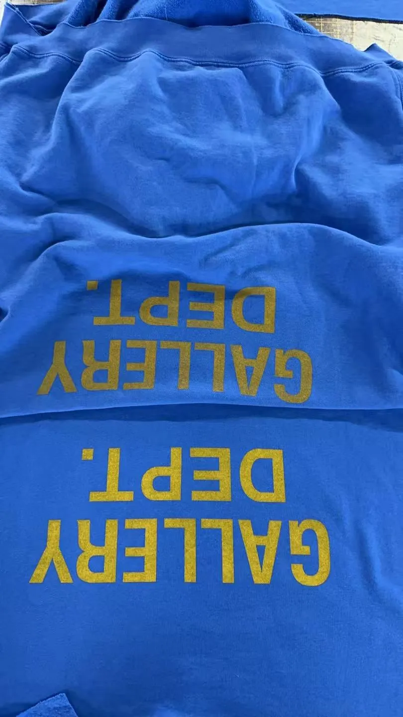 Printing and proofing GALLERY DEPT. 90'S GD LOGO HOODIE/BLU 90's retro destroyed royal blue English hoodie Royal blue S-XL requires custom weaving and dyeing 500g high weight sweatshirt fabric Light fleece treatment on the inside Overall wide and comfortable Loose version Trendy and fashionable Same as the original version Washed and distressed printing Original consistent hang tag With G LOGO hanging grain / yellow triangle warning sign